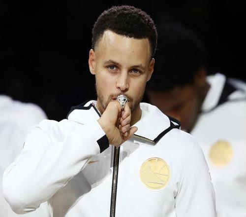 独享名人堂专属展览!连续10年联盟第一高薪!库里成NBA历史首人