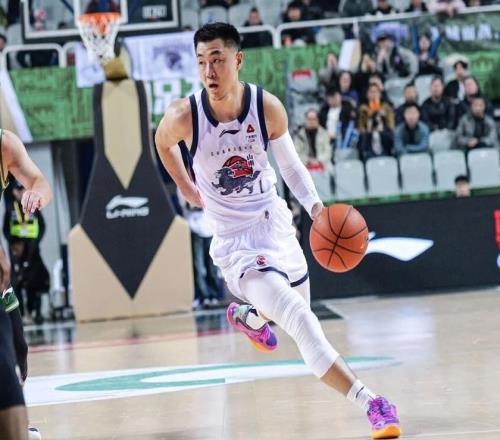 山东男篮本土核心阵容浮出水面,锋线补强明显,二号位稍显薄弱