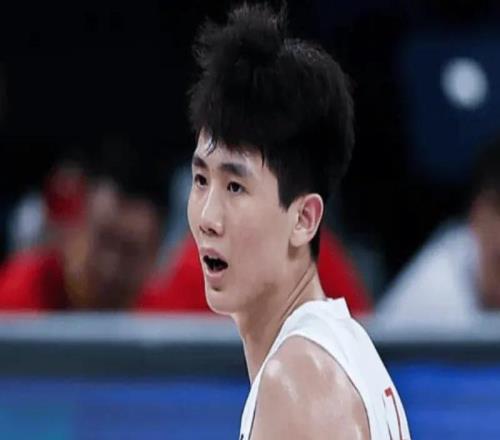 男篮突现惊喜!李悦洲积极性拉满,篮板与组织不错,值得培养!
