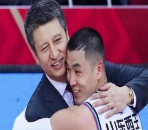 郭士强听劝!高诗岩离队,混血小将离队,增补胡明轩,中国男篮告别高诗岩时代!