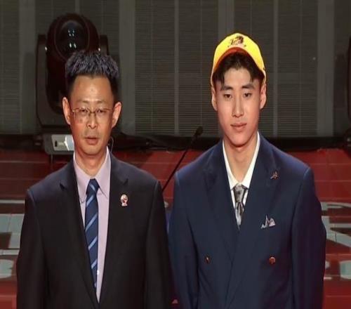 2026CBA选秀出炉!广州龙狮状元签选中宋昕澔