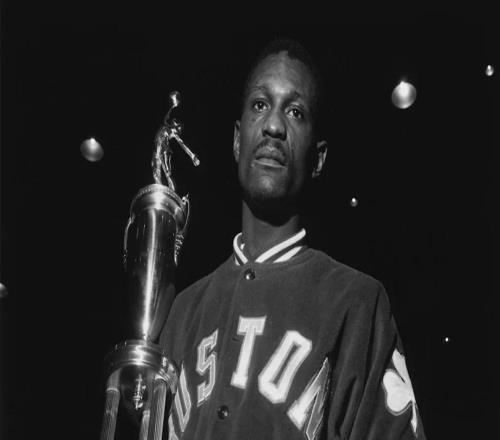 1961年凯尔特人夺三连冠,拉塞尔当选MVP,成历史第二队