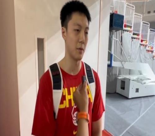 胡明轩:国家队有需要积极调整归队这几场热身赛重新适应对抗强度