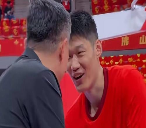 杜锋离任状态相当好!观战男篮热身,与郭士强畅谈,宠爱2爱徒