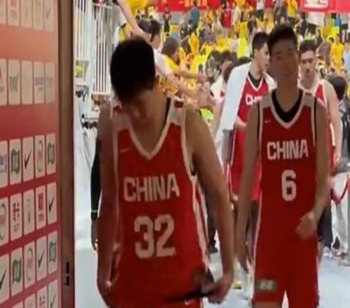 难掩沮丧!李悦洲连续进男篮12人名单一度落后高达28分仍遭DNP