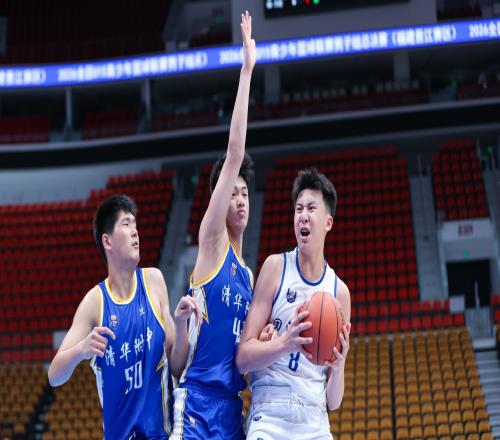 轰27+16!中国男篮15岁2米05新星崛起:曾夺得分王+篮板王