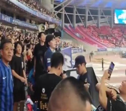 三镇球迷领喊在昨日比赛中引导球迷辱骂津门虎,并屡次做出侮辱性手势