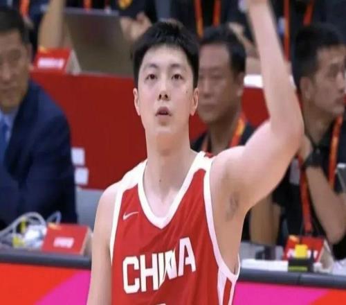 重磅官宣!中国男篮亚运会名单出炉,胡明轩崔永熙焦泊乔领衔榜单,余嘉豪回归,赵继伟杨瀚森遗憾退出