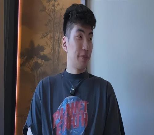 篮协官宣亚运会14人名单!赵继伟+周琦+赵睿缺席,余嘉豪回归!