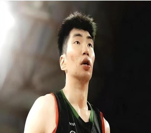 父亲是男篮篮板王,母亲是女篮教练,他23岁入选国家队出征亚运会