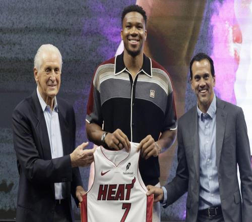 奇才4年2.12亿豪赌特雷杨,绿军拒给布朗顶薪,NBA休赛期最疯合同与最惨败笔