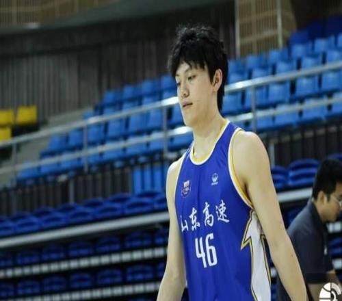 山东男篮又出大动作!四名青训小将升入一队,邱彪遭遇幸福的烦恼