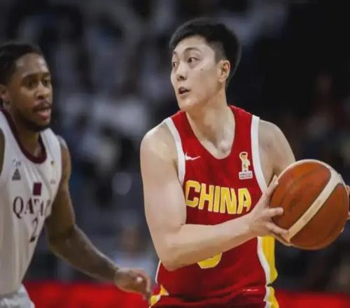 12+4+0失误是开胃菜,中国男篮该有胡明轩一席之地!