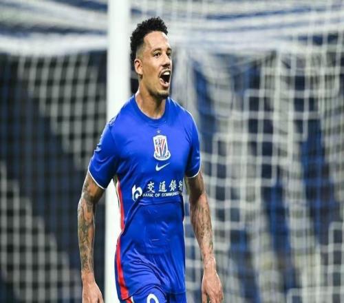 申花球迷又闹事!23泰山后地铁站骂人+险些动手警方奋力阻拦