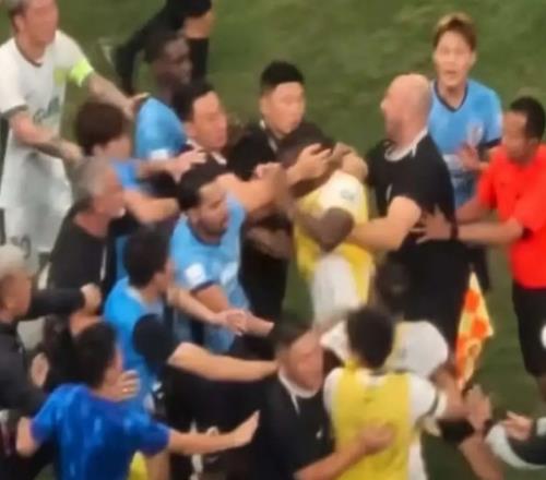 还原大连与国安大规模激烈冲突蒙哥马利遭锁喉+双方连续推搡