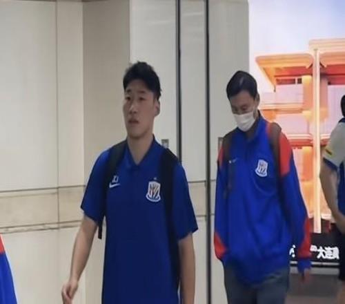 记者:申花5名外援随队出征大连,上轮伤退的李松益也随队