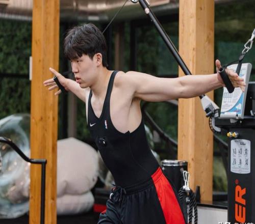 原来他已离世1年,曾为山东男篮五虎,深耕青训26年,杨瀚森悼念