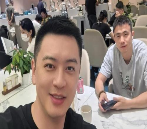这波偶遇太巧了!杨鸣赵继伟上海一起坐飞机,并互相拍照留念!