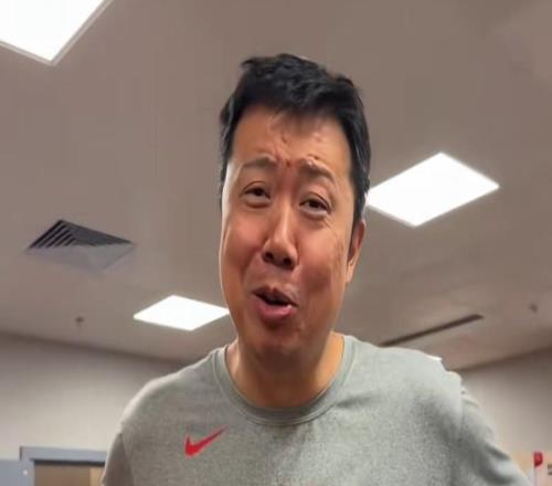 男篮更衣室现有趣一幕!王治郅对着赵继伟询问传球,又慌又震惊!