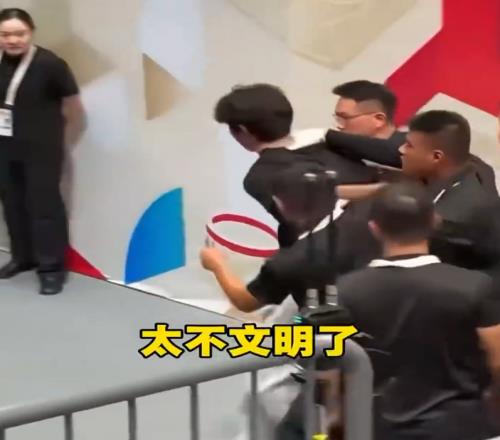 霸气回应!VIP球迷“一球成名”,已移交警方,杨瀚森的回应亮了