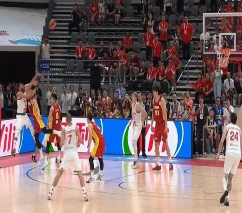 4.1秒被追平:王俊杰传球失误,胡明轩又送三分犯规