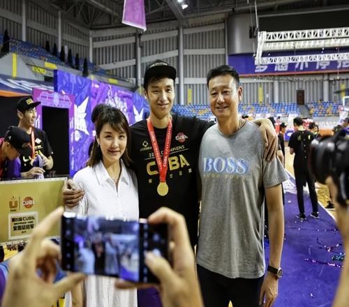 59岁郑武近况:任文一董事长,老婆是篮球女神,儿子清华毕业