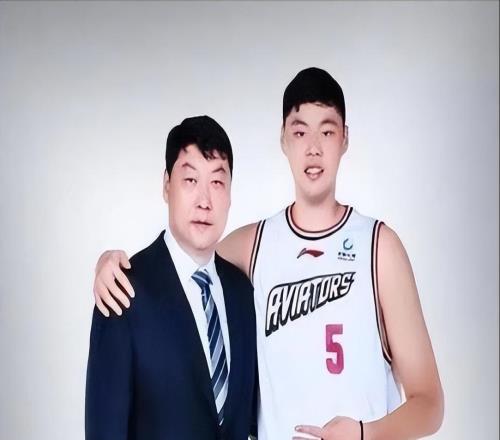 从国青主力到CBA边缘人,26岁被联赛淘汰,在野球场找到了新活法