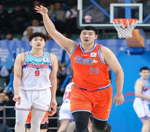 他是李月汝前男友,曾淡出CBA,如今靠打商业联赛和野球谋生