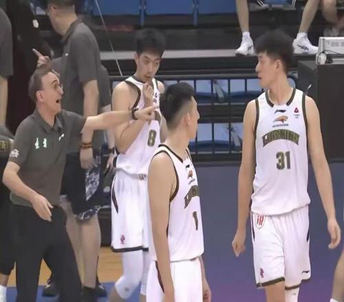 北京男篮力克辽宁,赵睿14+6张鹏珲16分,付豪空砍17+11,范子铭引发冲突