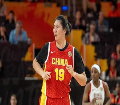 热议张子宇!苏群:她不是姚明媒体人:不会传球留在国内没前途