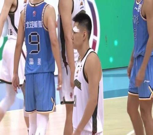北京7569啃下辽宁!赵睿8投5中轰14+6,小将失准,双塔统治内线