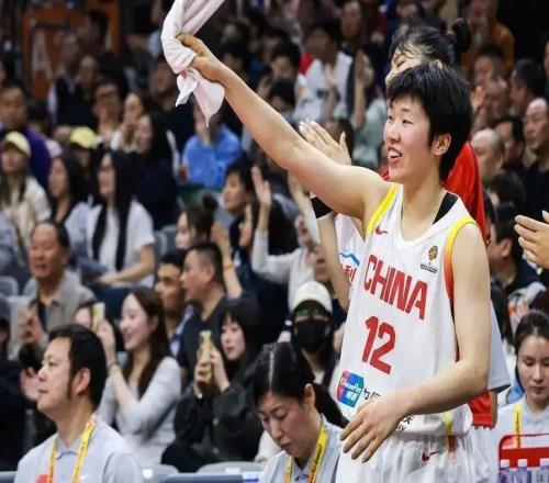 原来是选了个啦啦队长打小组最弱对手,女篮新队长成唯一未登场之人