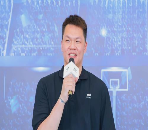 一觉醒来,宏远2.13米新大外曝光!朱芳雨筹备新球队,广东旧将再就业