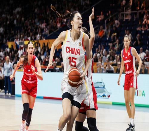 宫鲁鸣两次抖机灵造失误!女篮2.23米核武被废11分钟在场9无亮点