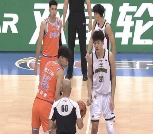 辽宁男篮小胜福建,李虎翼13+7+5全能,段睿骐7+5,后场双星适配