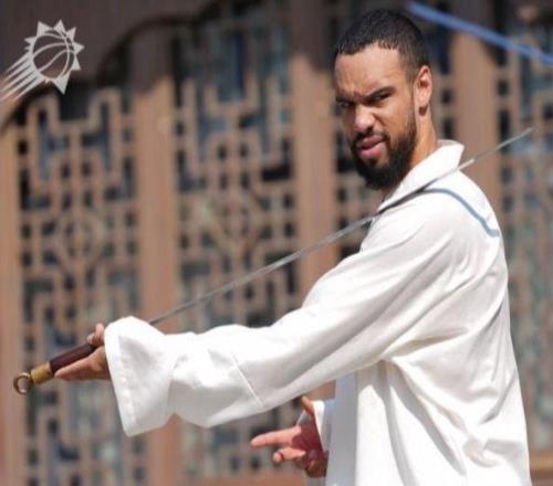 狄龙也来习武了!登武当山学舞剑棍术新赛季NBA赛场秀新招