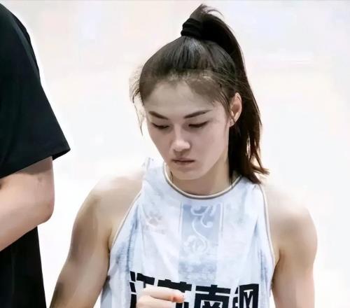 她是江苏籍女篮国手,五官精致实力却屡遭质疑,世界杯靠实力证明