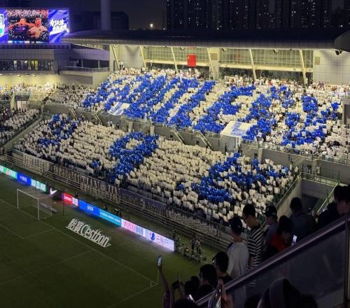 今日津门虎赛前展示三面看台TIFO,主角为基莱斯与哈达斯