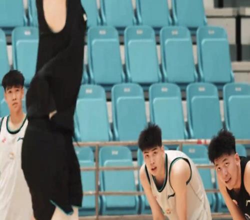 辽宁男篮抵达葫芦岛,明晚对抗赛对阵北控