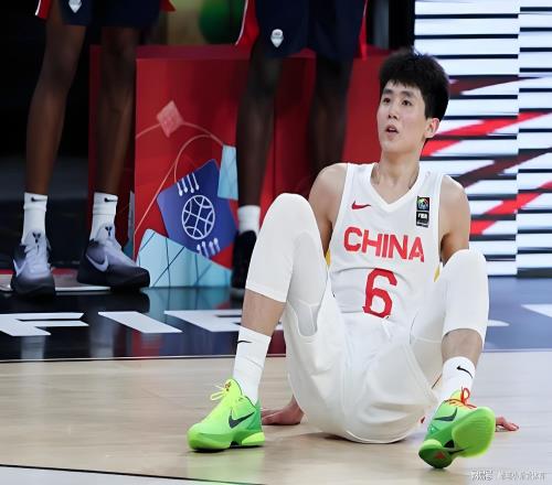 2米01!2米06!首秀12+3,能持球能突破!他才是男篮三号位的答案
