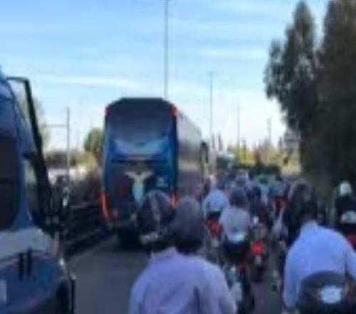 拉齐奥球迷继续抵制主场,但仍骑车护送球队前往球场表达支持