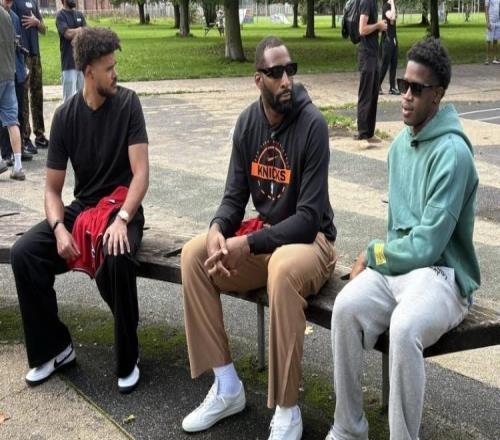 三位NBA球员现身老特拉福德,看台外先买炸鸡薯条