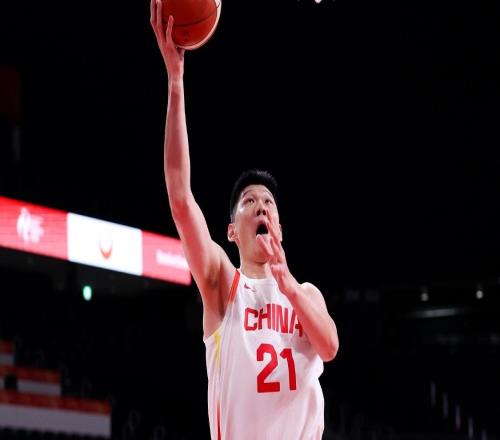 中国男篮半场领先菲律宾36分!王俊杰先发14+7胡明轩压哨上篮