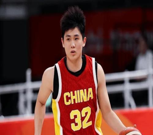 男篮后场难得齐爆!廖三宁庞峥麟主导得分,胡明轩李悦洲展双能卫