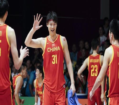 10561中国男篮完胜!成功复仇菲律宾,官媒下场点名表扬这3人
