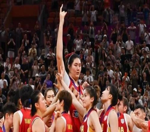 14岁身高2米20!中国女篮又冒出一天才中锋:首秀轰28分8板太强了