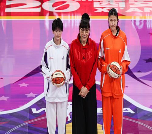 首秀砍28分!中国女篮14岁2米20新星崛起:排球转项仅1年,父亲曾打CBA