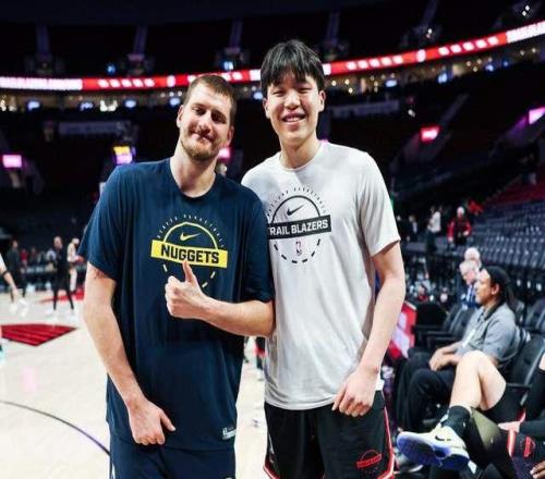 别急着交易杨瀚森!开拓者这张彩票才刮到第二年,该解决的是后场