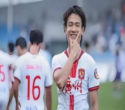 曾经只有中甲水平的他！加盟英博后却被李国旭激活，还入选了国足