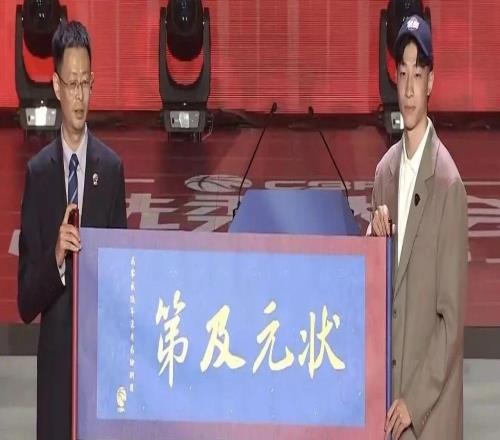 CBA选秀大会！广州龙狮状元签拿下宋昕灏，江苏男篮榜眼签选中曹芷豪，宁波探花签选中厦大郑博文